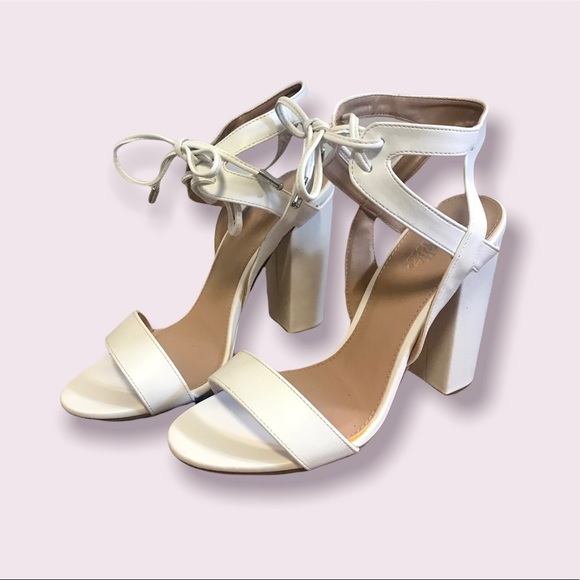 👠SALE 2/$12.00‼️ CHARLOTTE RUSSE Women’s Sandal Block Heel Shoes / White size 7 - Picture 4 of 5